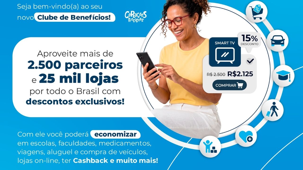 Mãe usando o aplicativo do Clubinho no celular